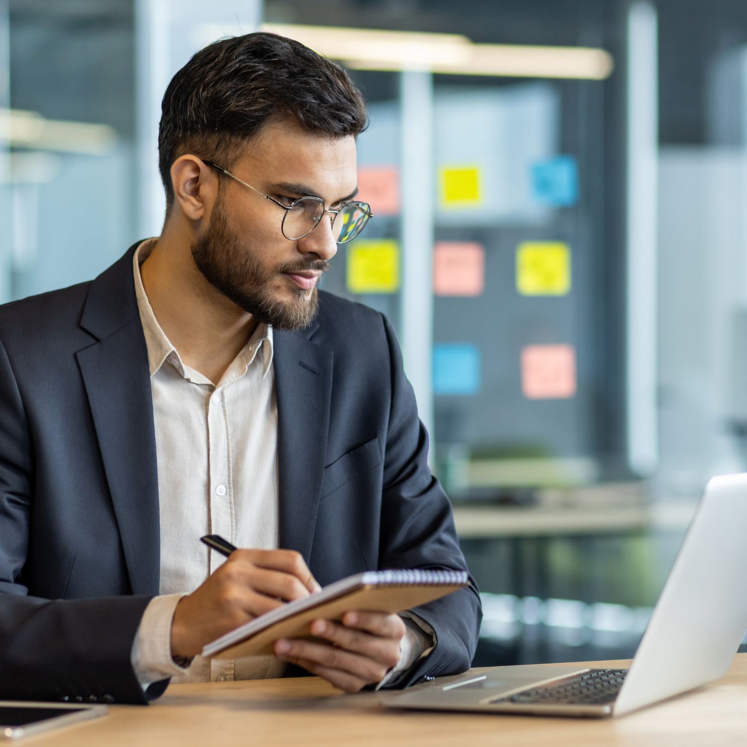 mann_notiert_sich_was_von_seinem_laptop