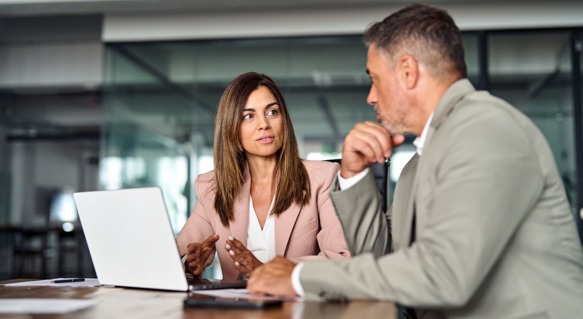 Allgemeine Cybersecurity Beratung_header_mann_frau_laptop_erklaeren_rs