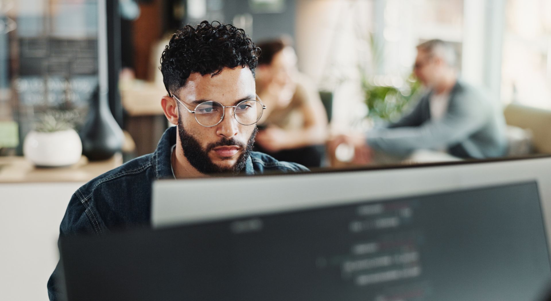 IR_header_mann_computer_arbeitet_rs