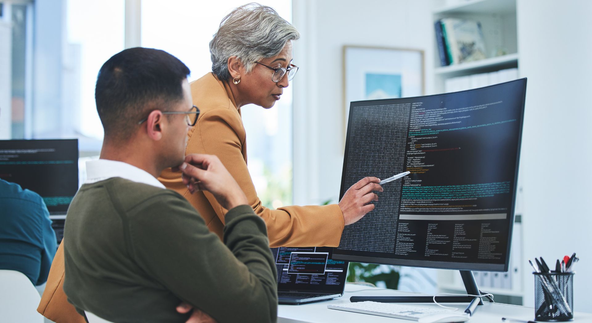Zertifizierungen_Audits_header_mann_frau_erklaeren_code_rs