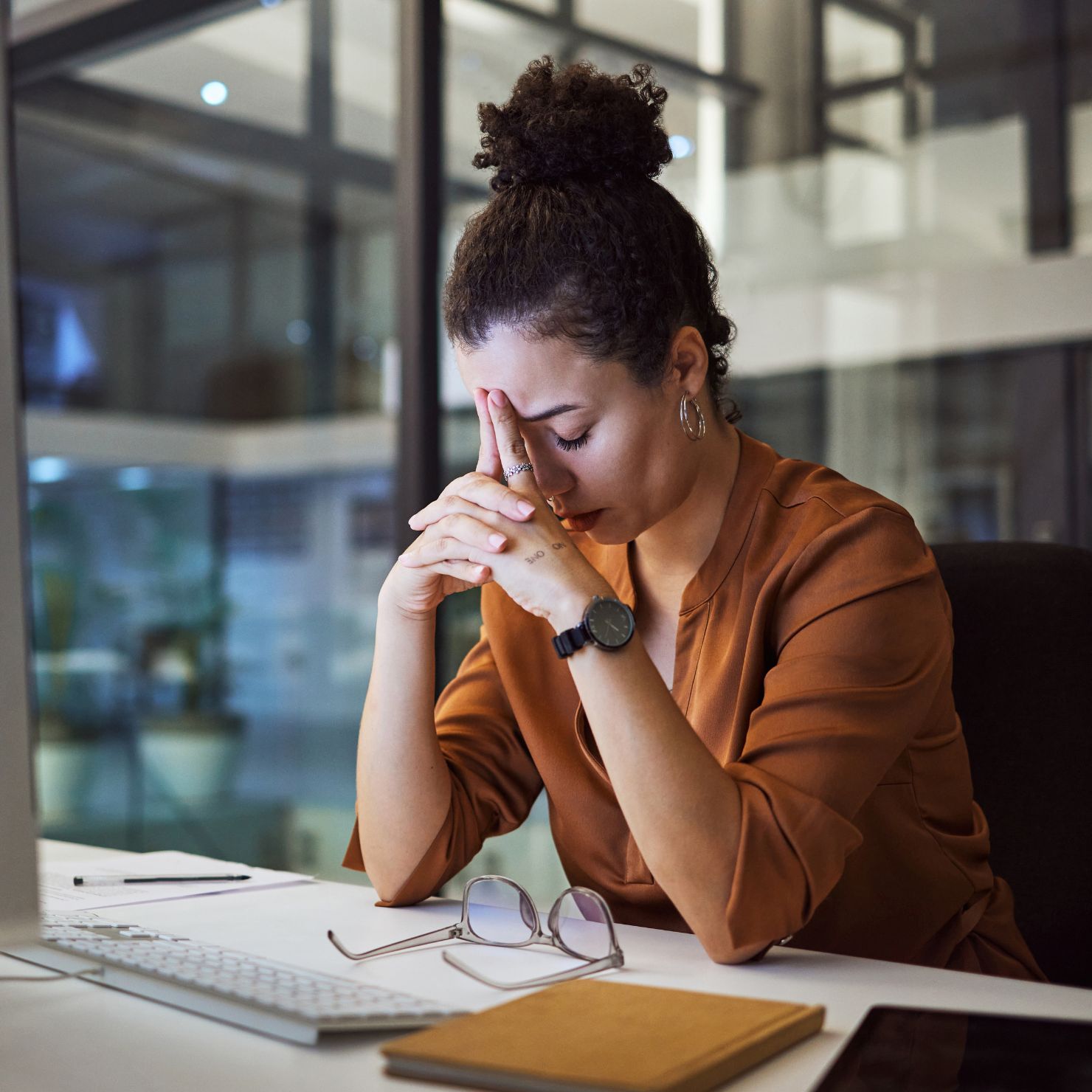 beitragsbild_frau_abends_computer_gestresst_rs