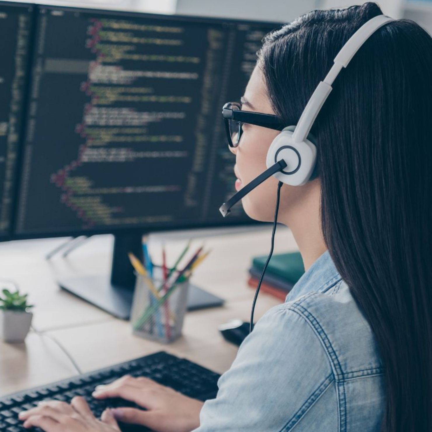 beitragsbild_frau_code_headset_rs