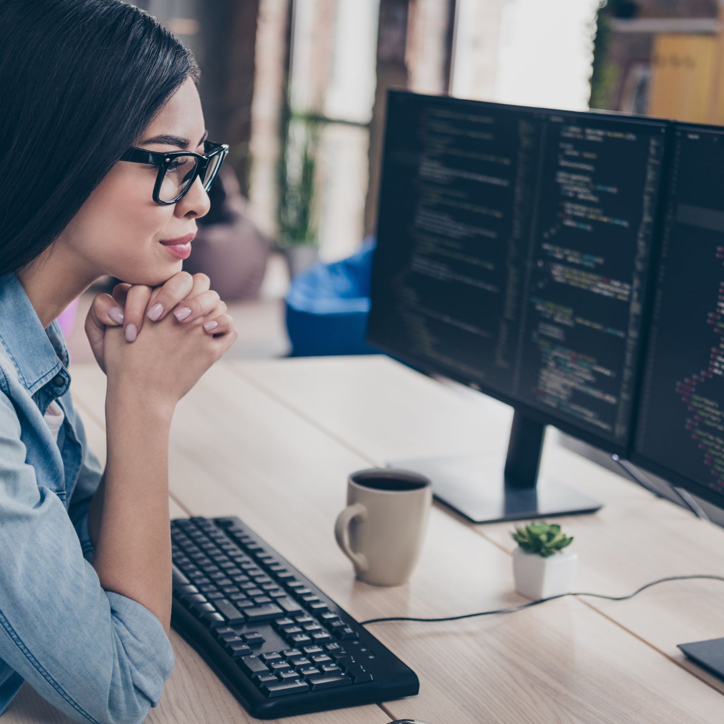 beitragsbild_frau_computer_code_anschauen_rs