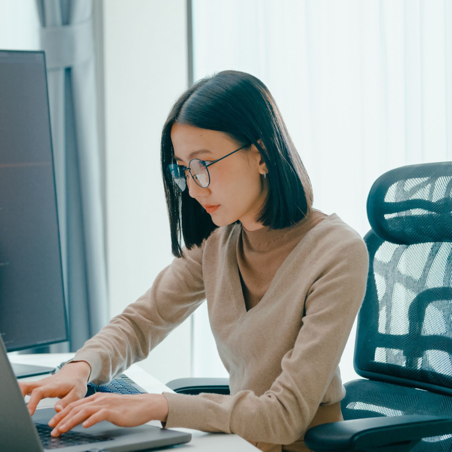 beitragsbild_frau_computer_code_arbeiten_rs
