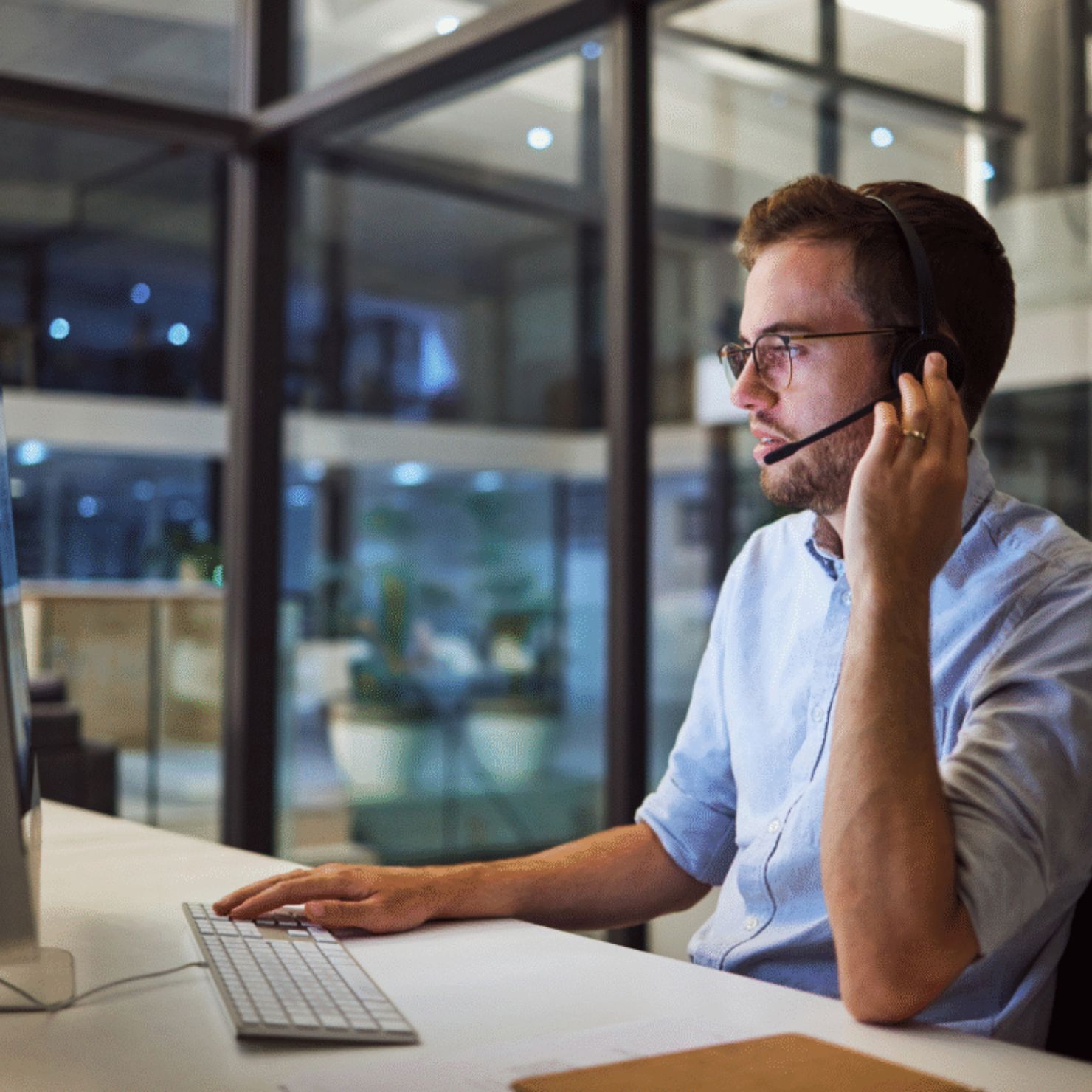 beitragsbild_mann_computer_abends_headset_arbeiten_rs