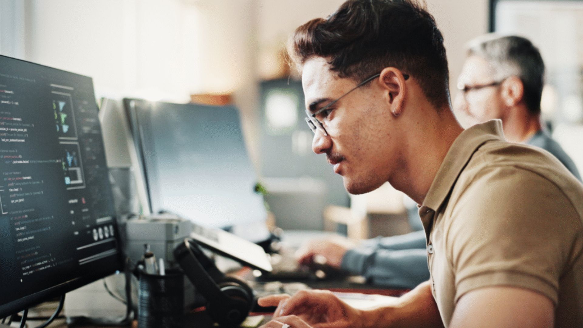 beitragsbild_mann_computer_arbeiten_konzentriert_rs