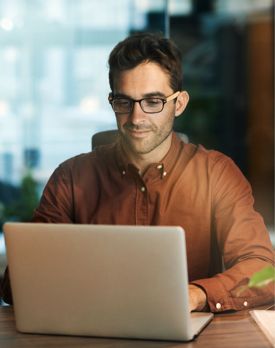 bild_mann_laptop_arbeiten_rs