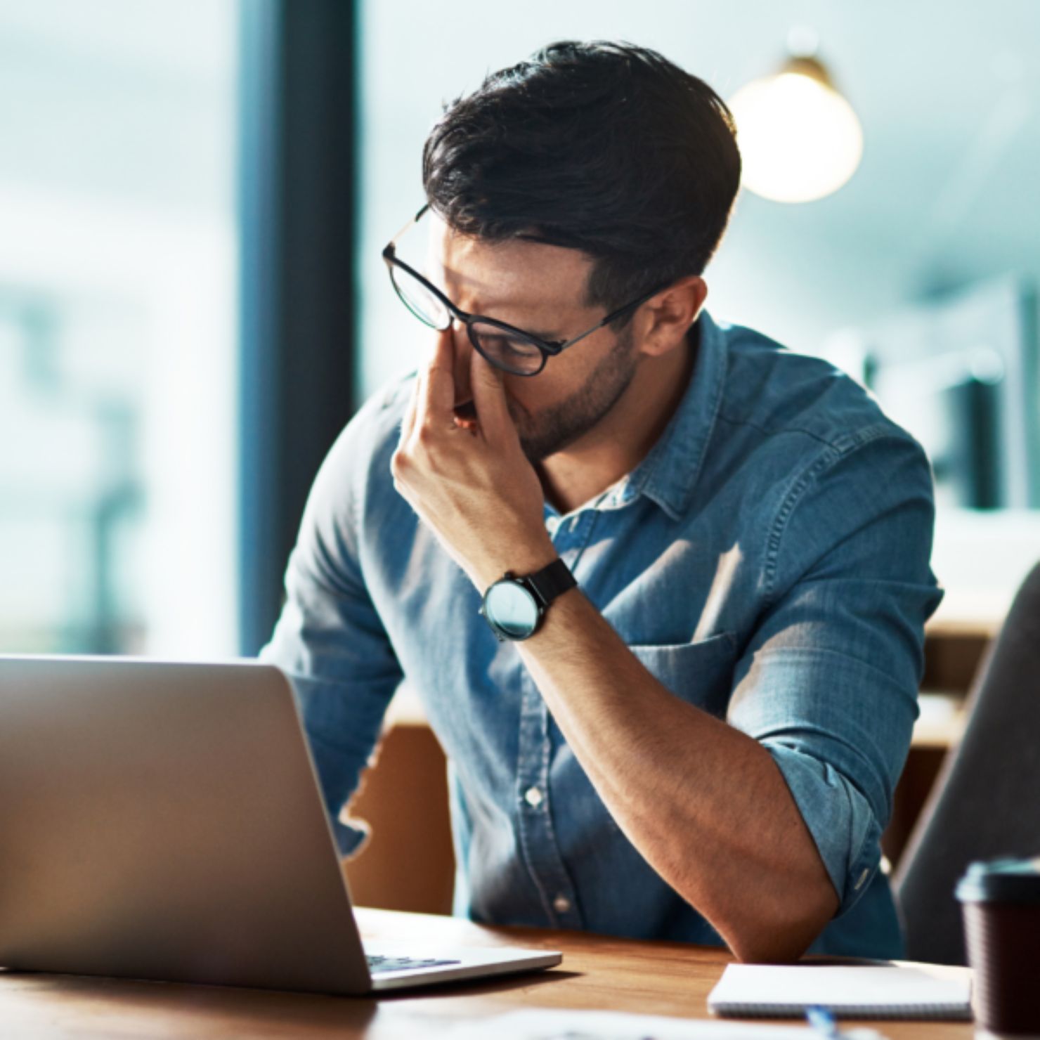 cyber-security-mitarbeiter-stress-augen-reiben_header (4)