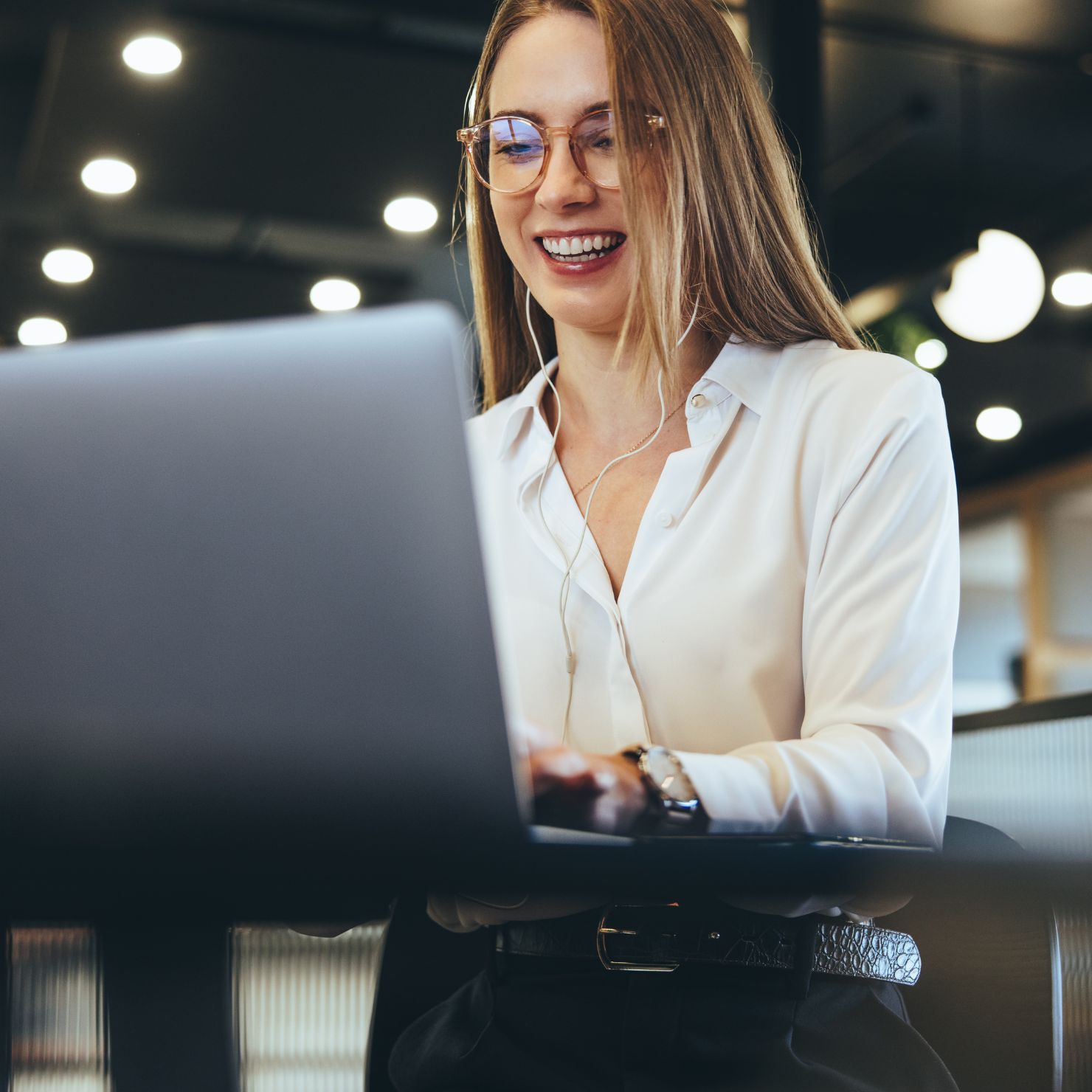 frau_arbeitet_am_laptop