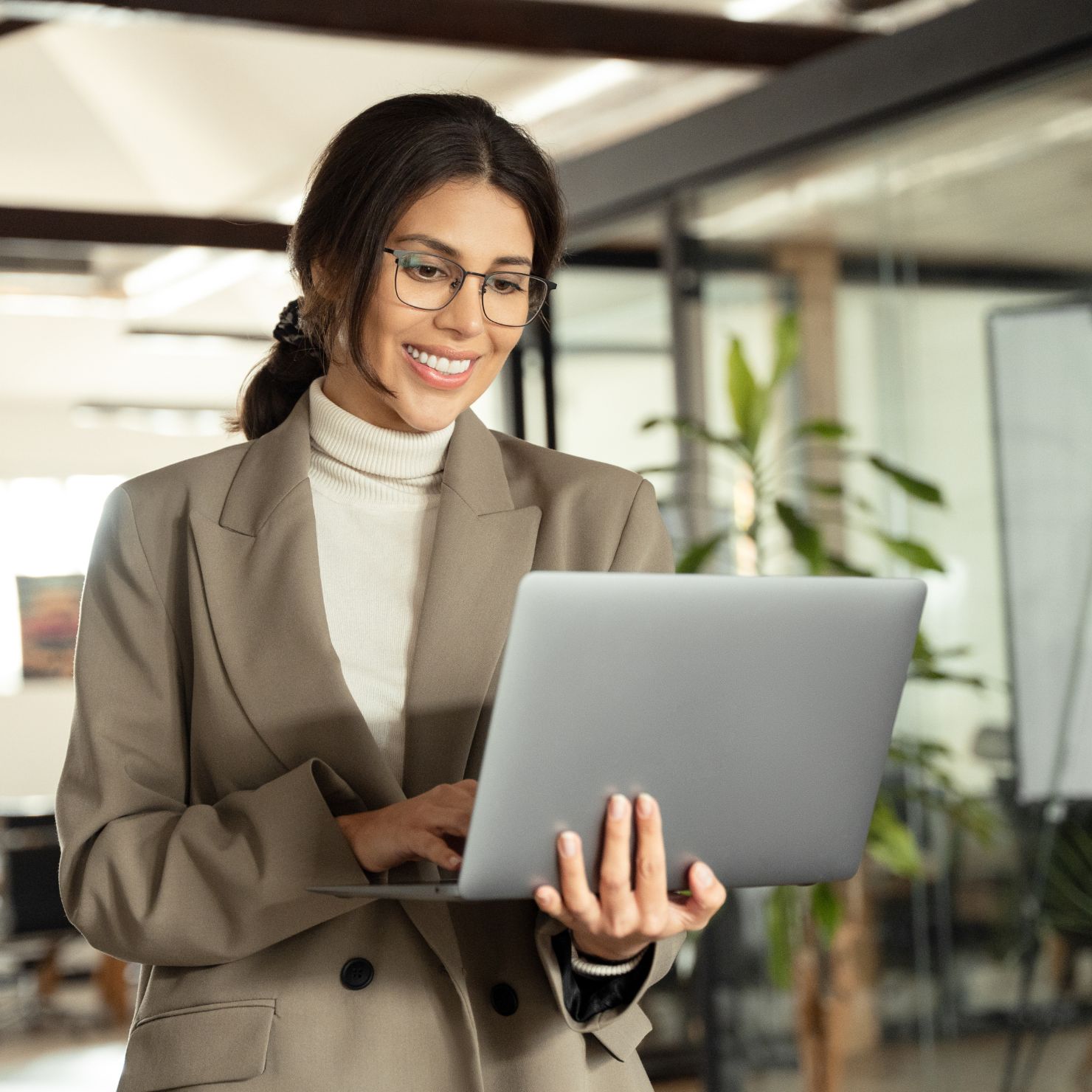 frau_arbeitet_am_laptop_rs