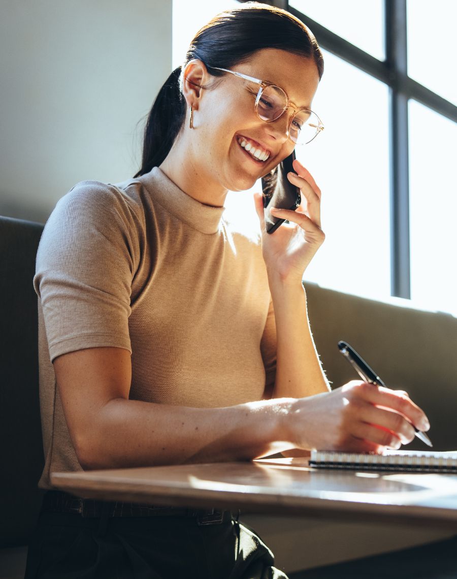 frau_schreiben_telefon_arbeiten_rs