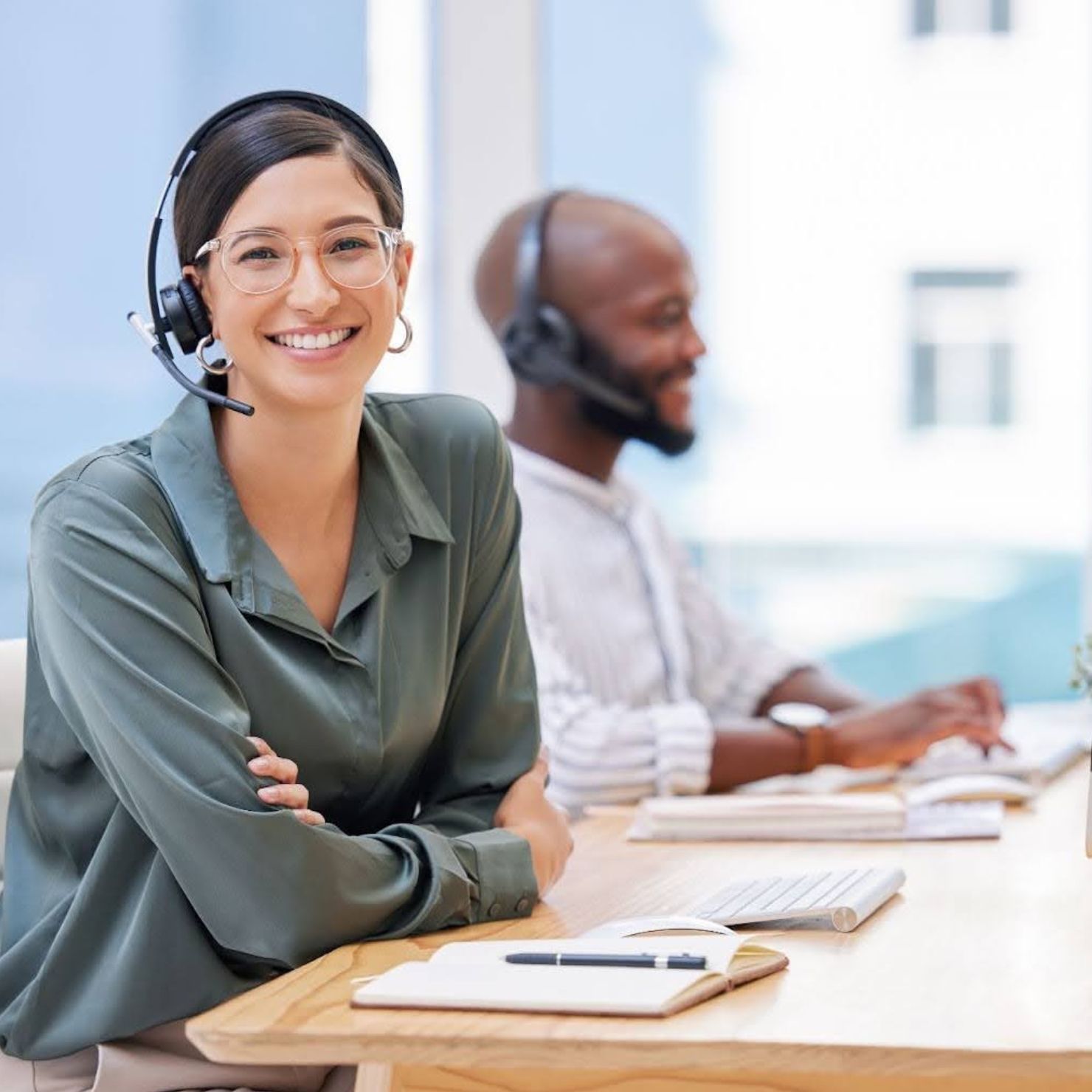 it-mitarbeiterin-laechelt-headset-computer_header