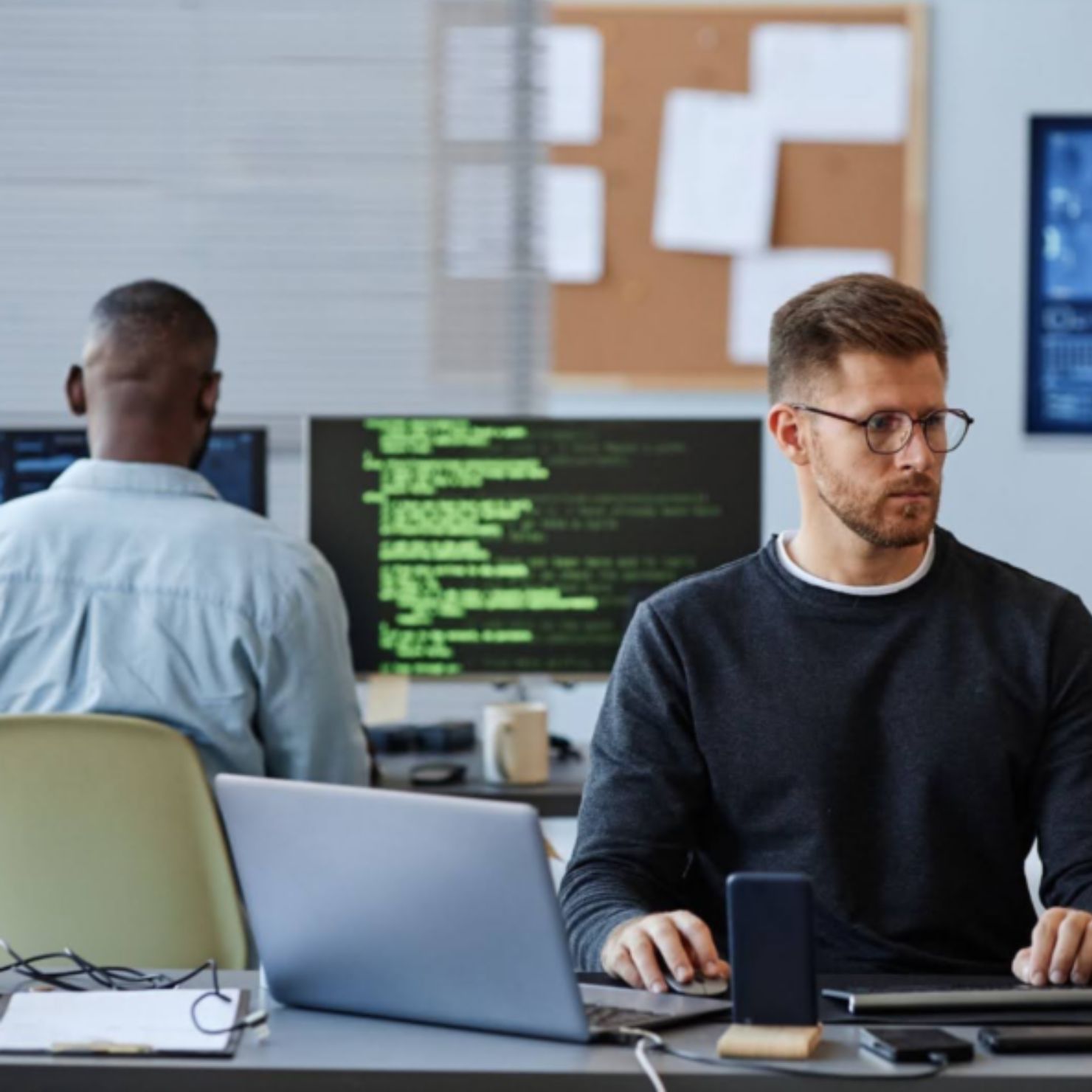 mann-computer-bildschirm-lesen_header