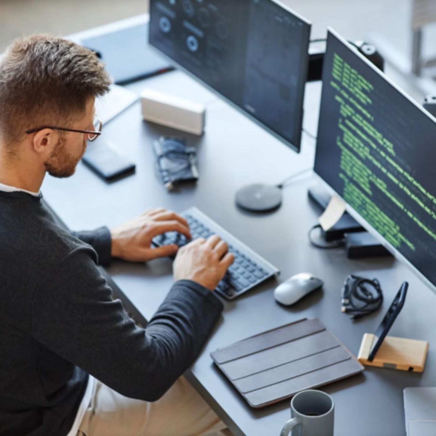 mann-computer-code-tippen-schauen_header