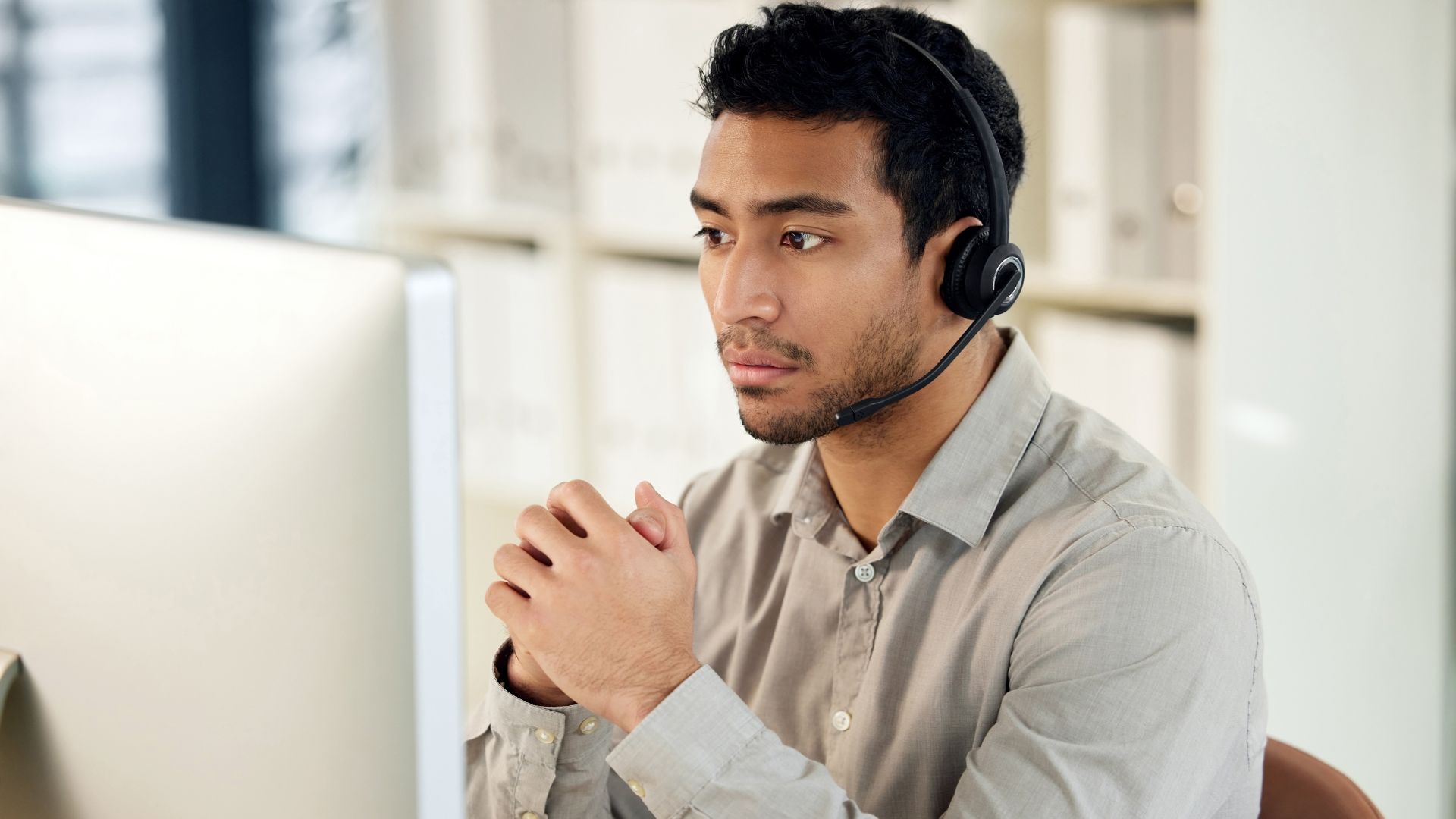 mann_am_computer_headset_it_beratung