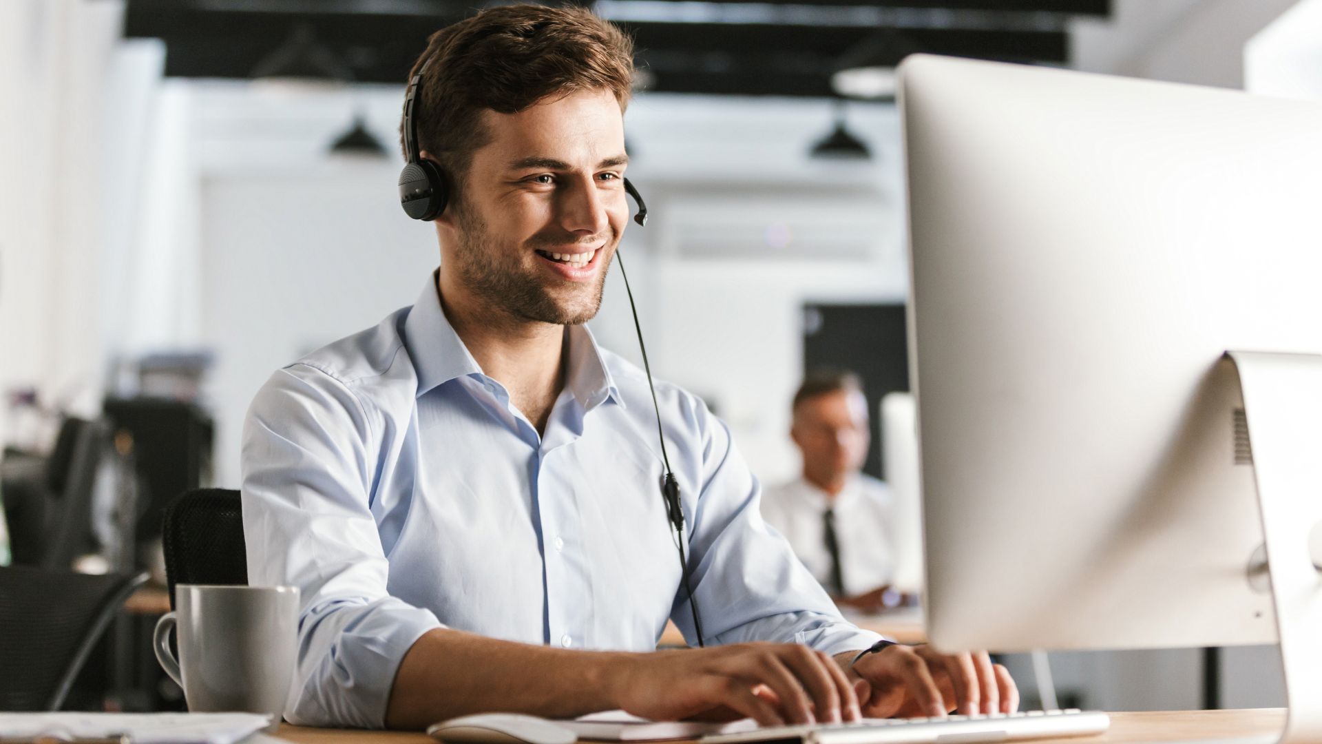 mann_arbeitet_am_computer_it_beratung