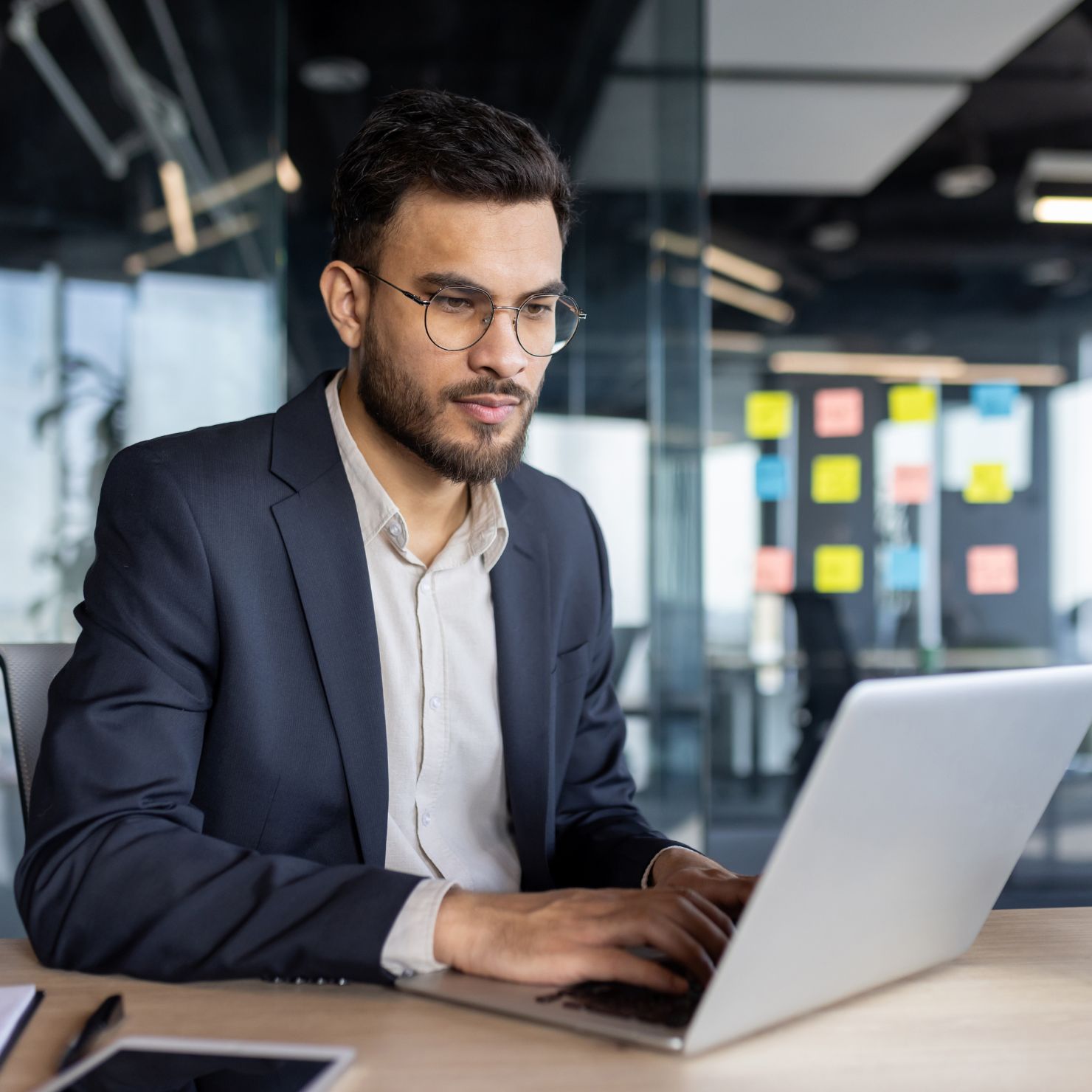mann_arbeitet_an_seinem_laptop