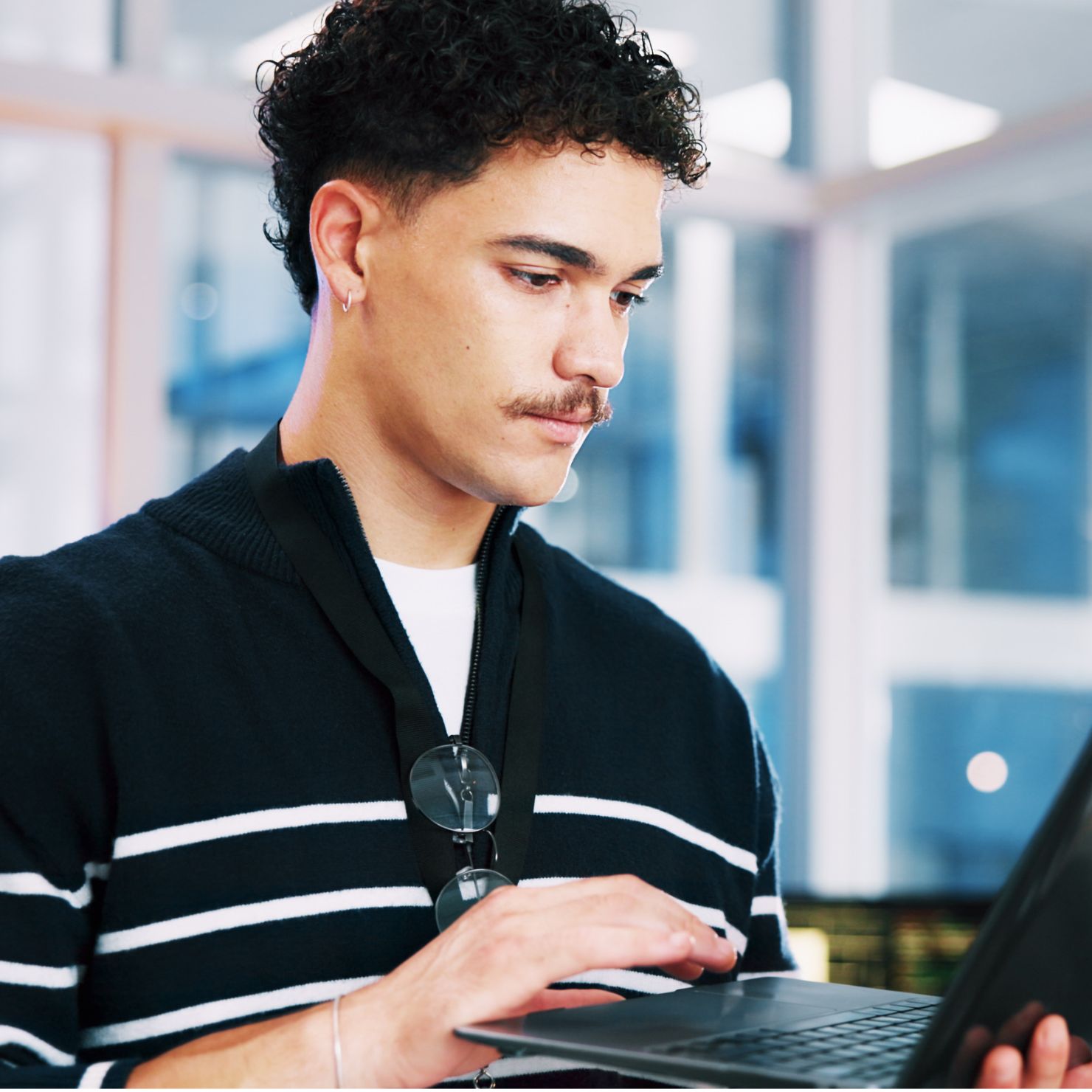 mann_laptop_arbeitet_rs
