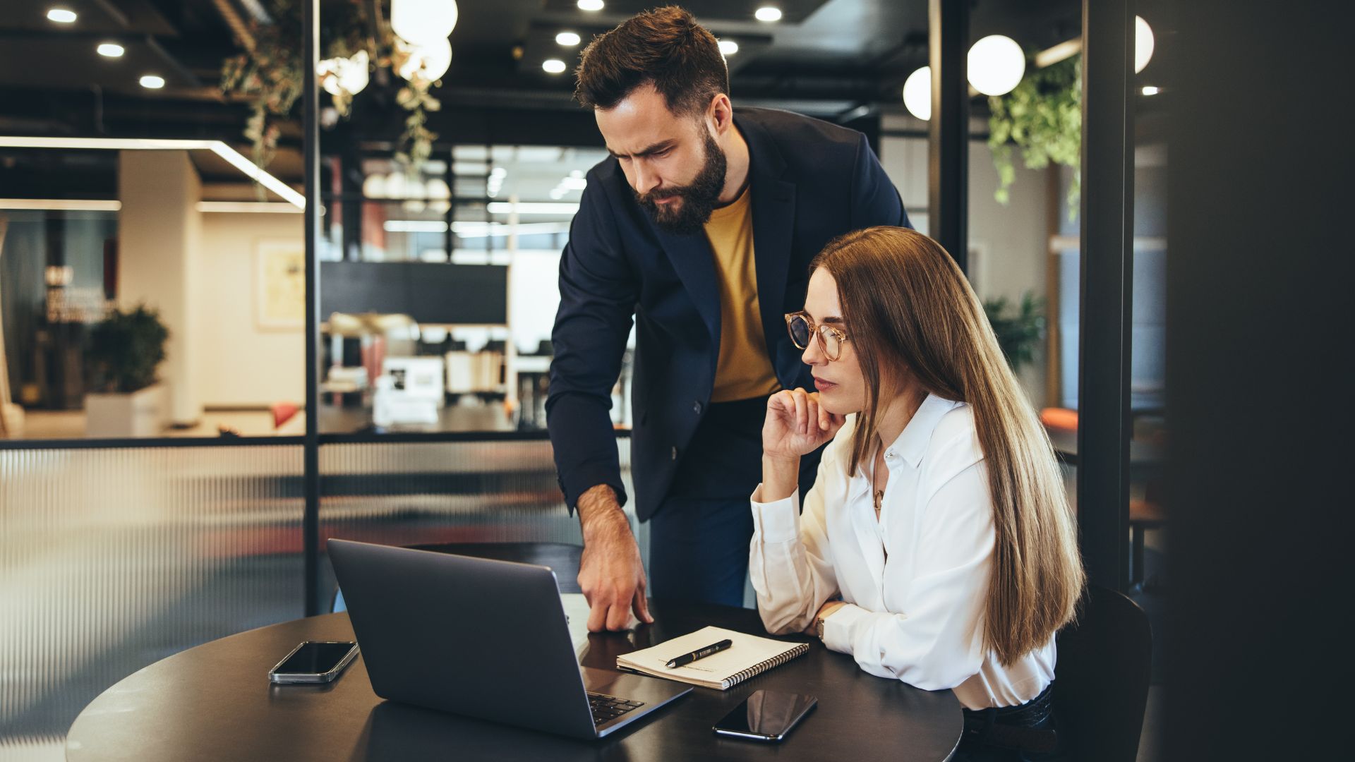 mann_und_frau_am_laptop_beratung_rs