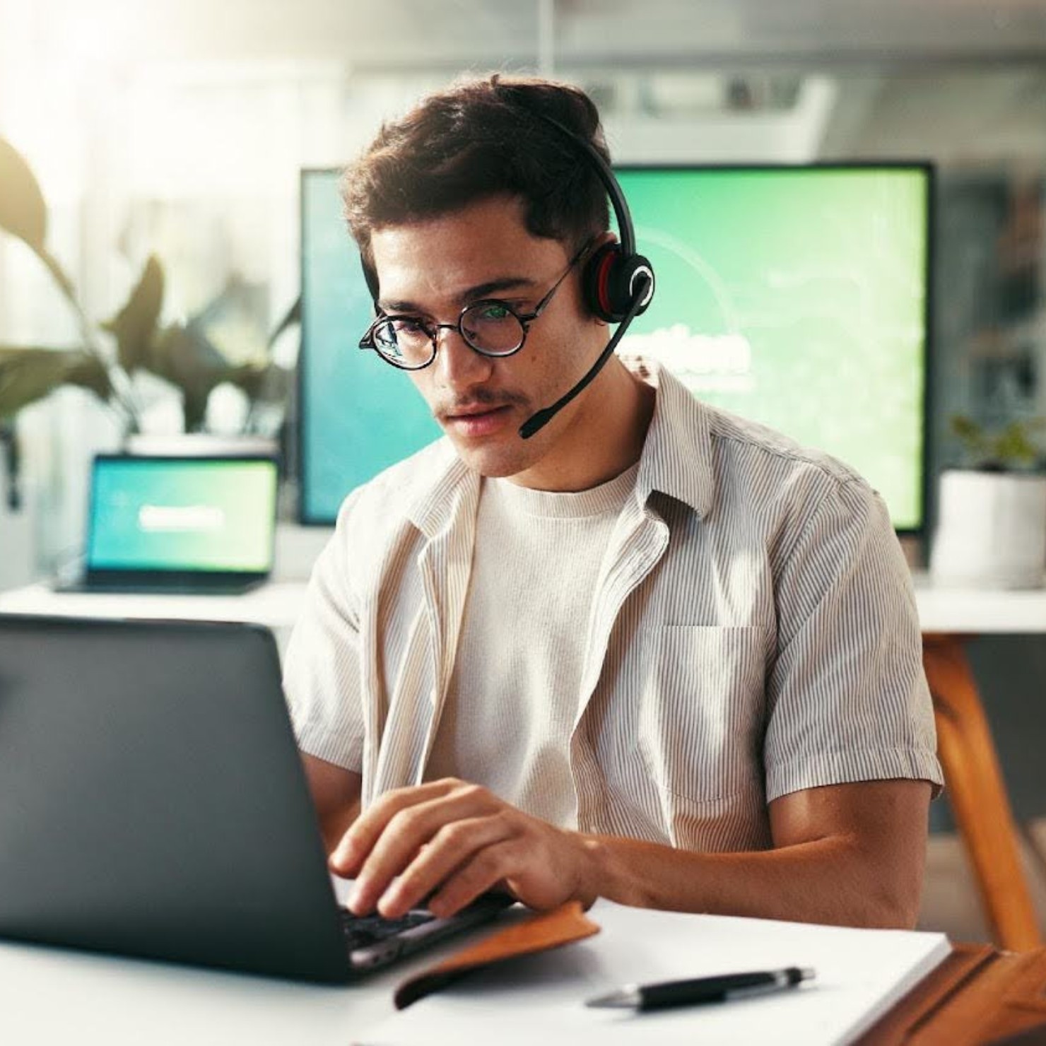 mitarbeiter-it-headset-laptop_rs_jpg