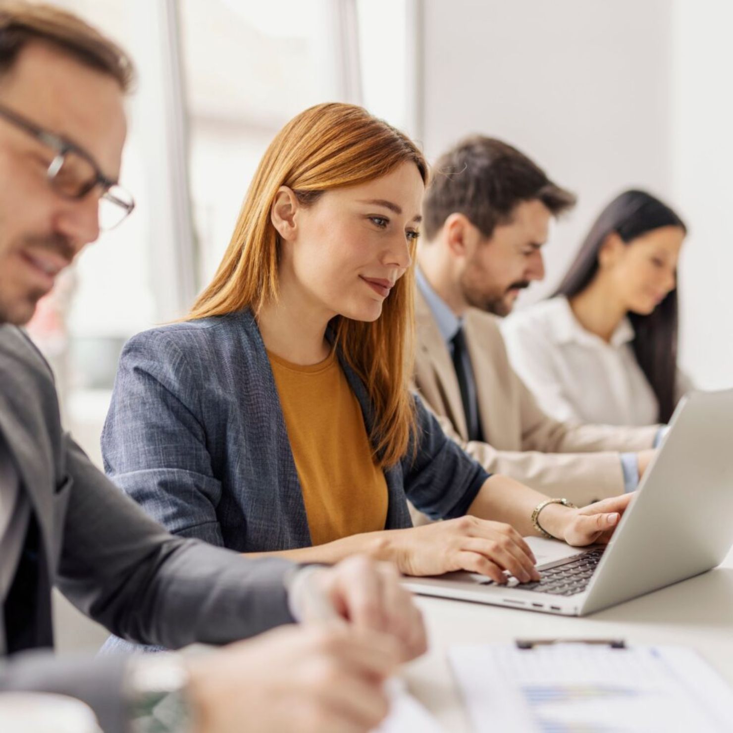 frau_meeting_arbeitet_konzentriert_rs