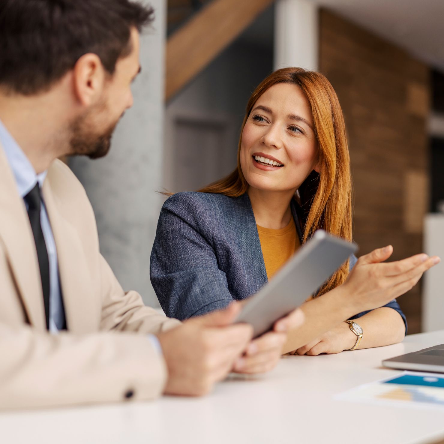 frau_meeting_diskutiert_kollege_rs