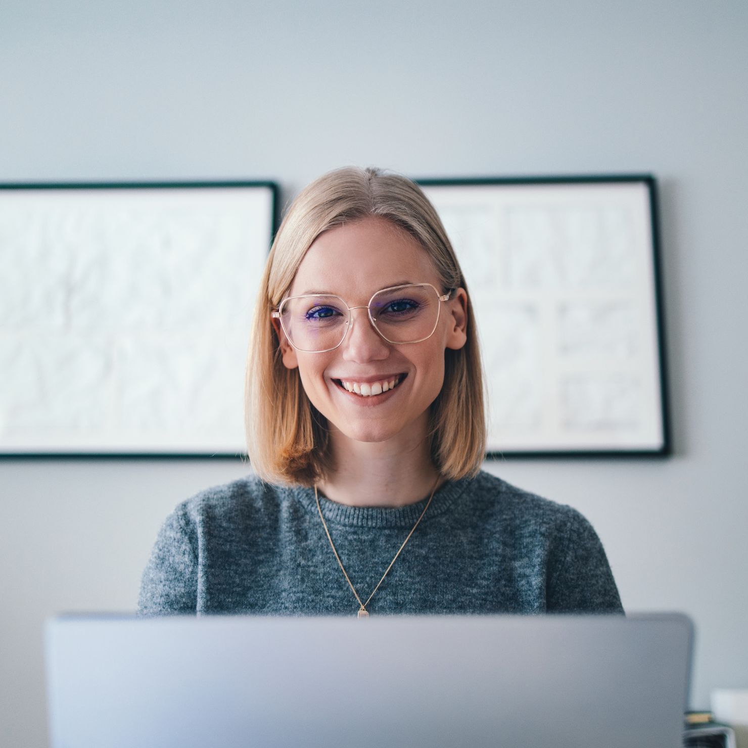 frau_mitarbeiterin_laptop_laechelt_rs