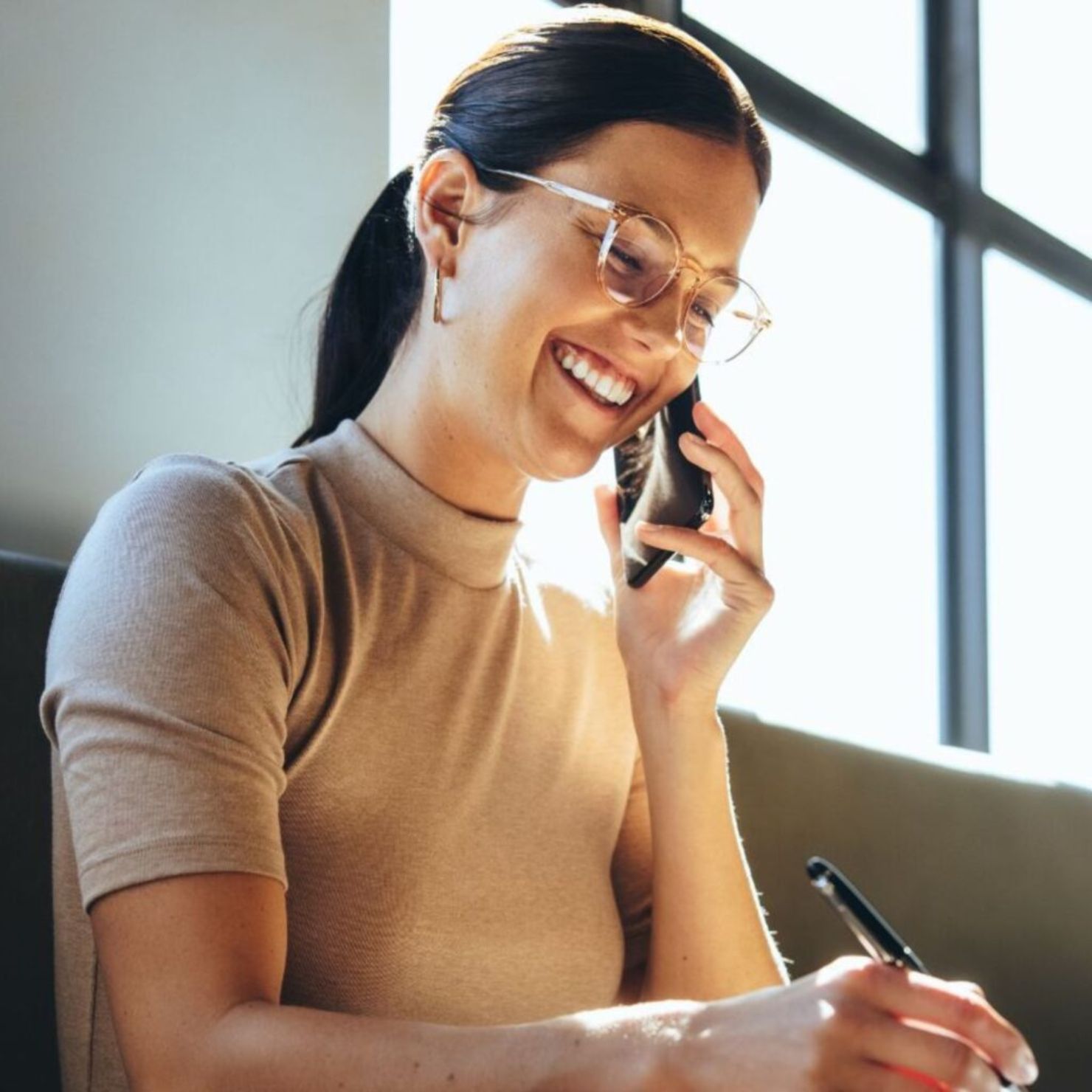 frau_telefon_schreiben_arbeiten_rs