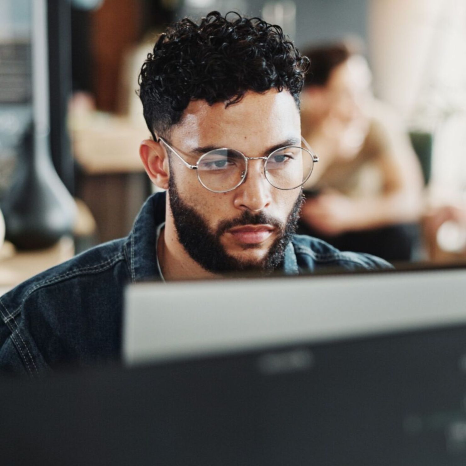 mann_arbeiten_computer_konzentriert_rs