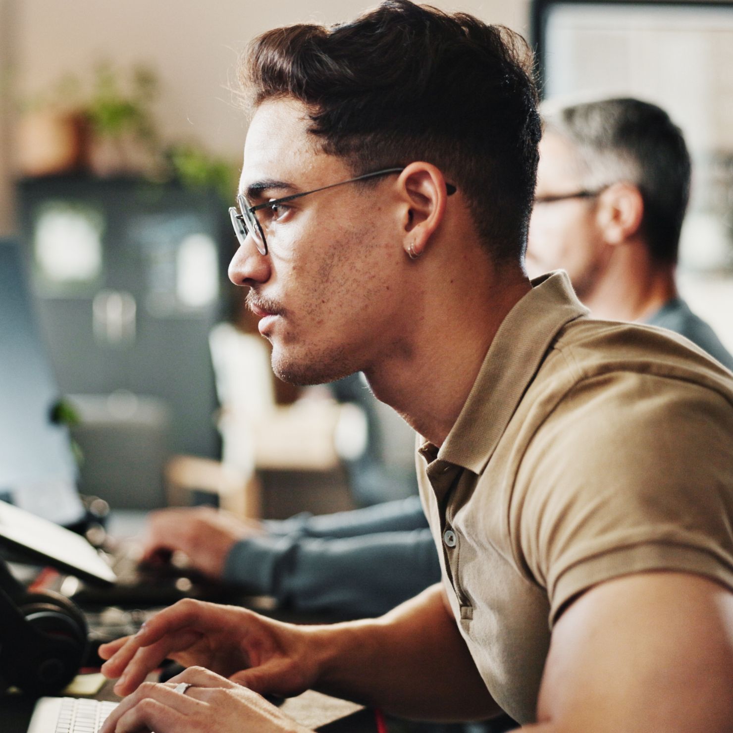 mann_computer_konzentriert_arbeiten_rs