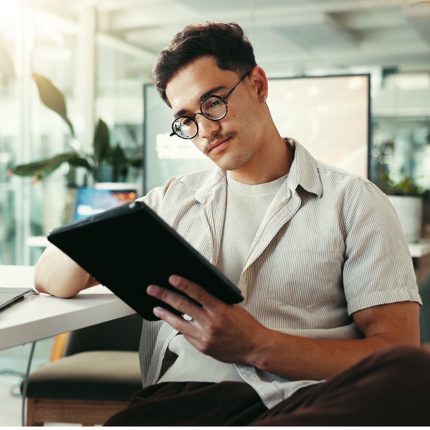 mann_ipad_nachdenklich_arbeiten_rs