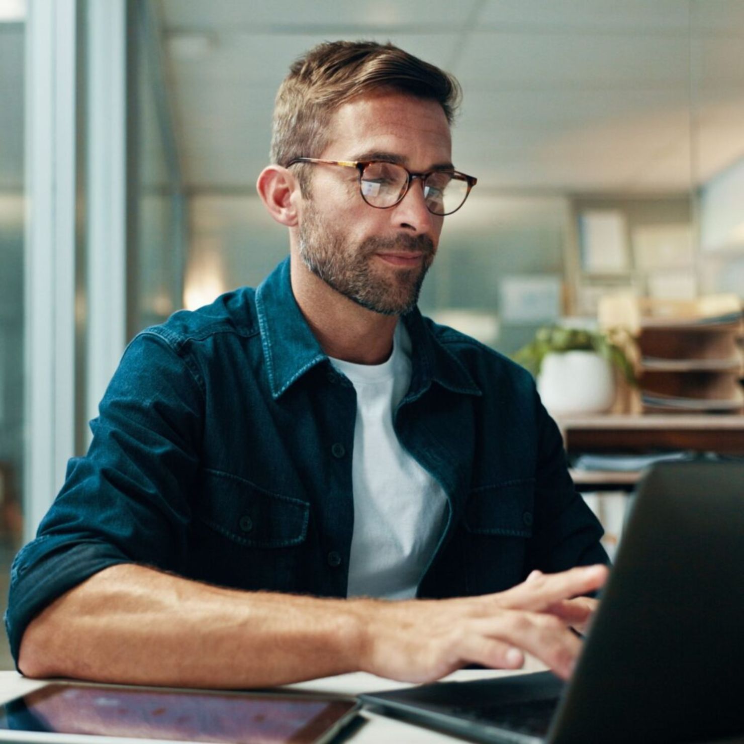 mann_laptop_konzentriert_rs