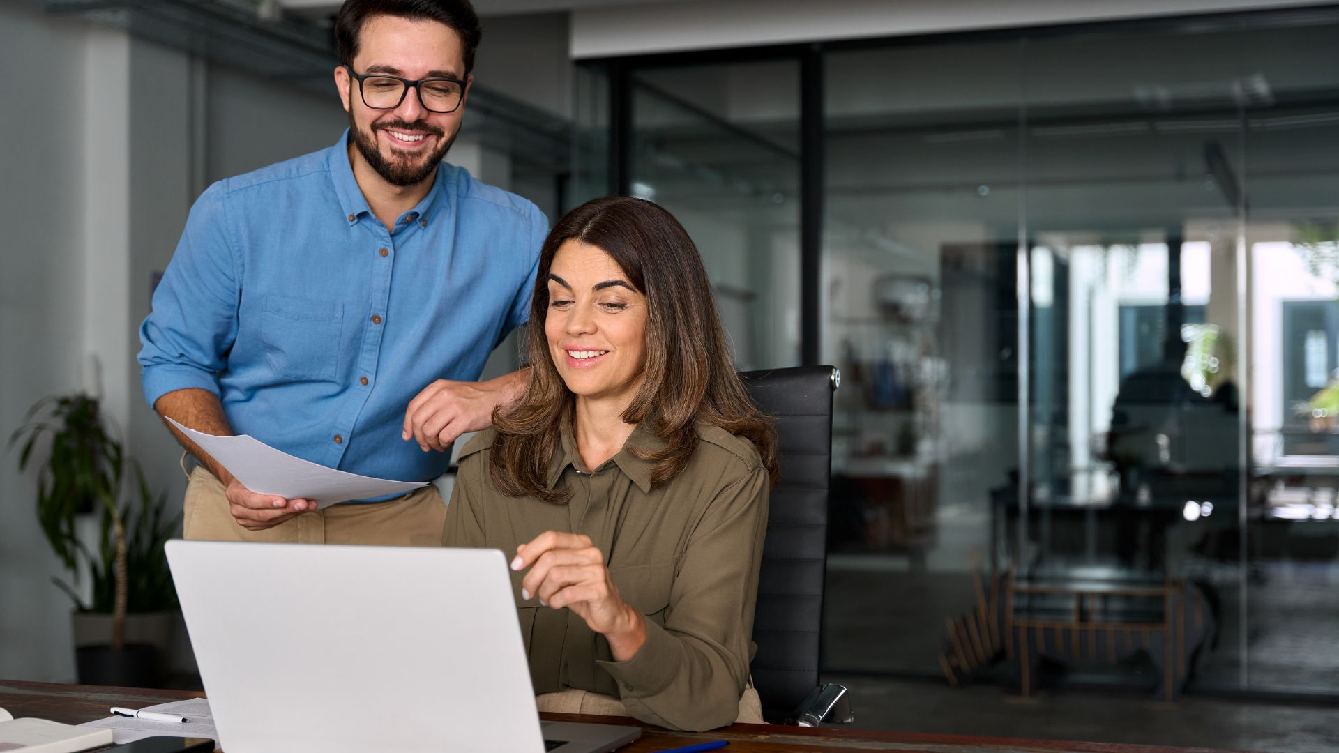 kollegen_arbeiten_am_laptop_rs