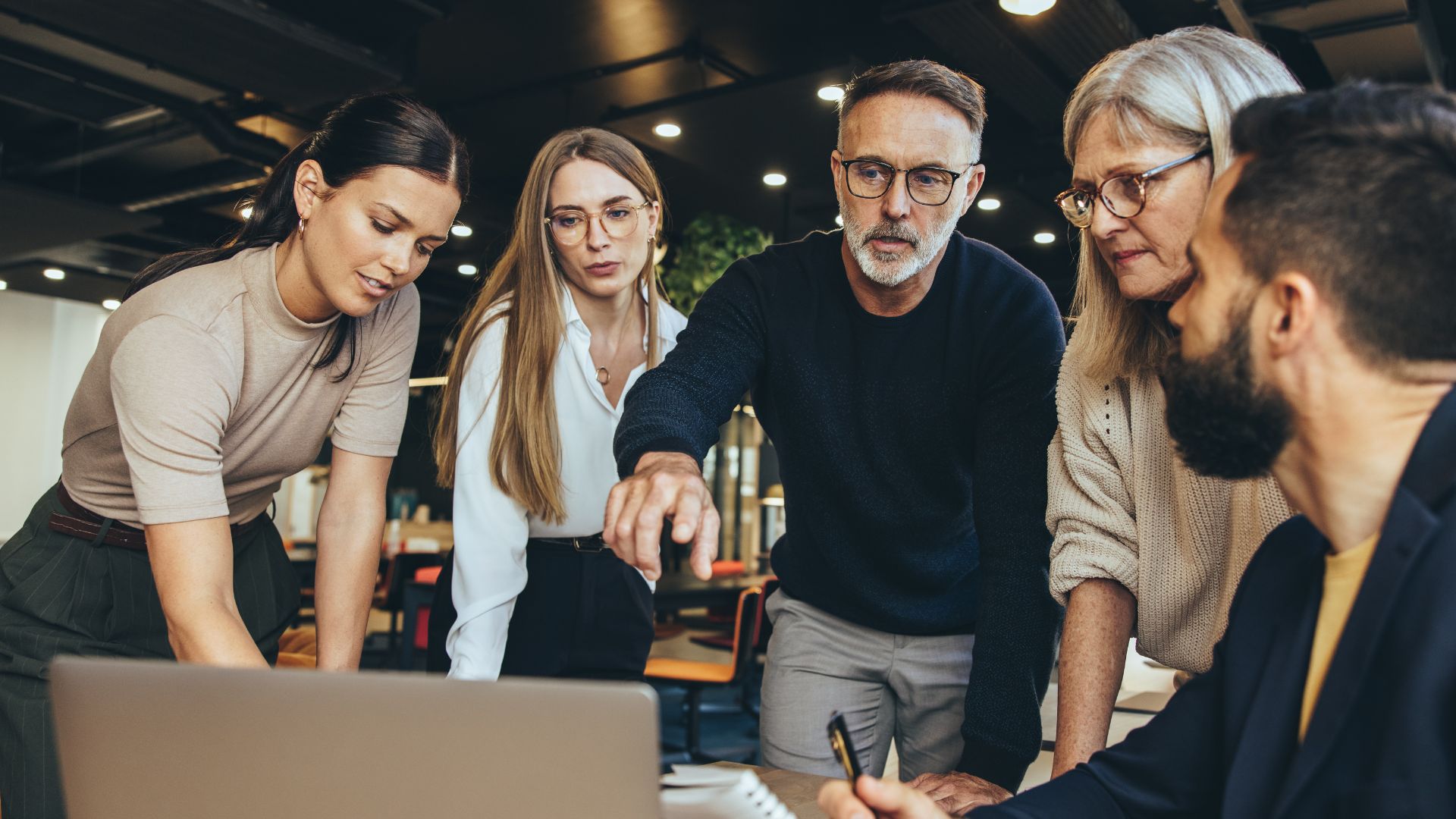 kollegen_besprechen_it_hacking_vorfall_rs