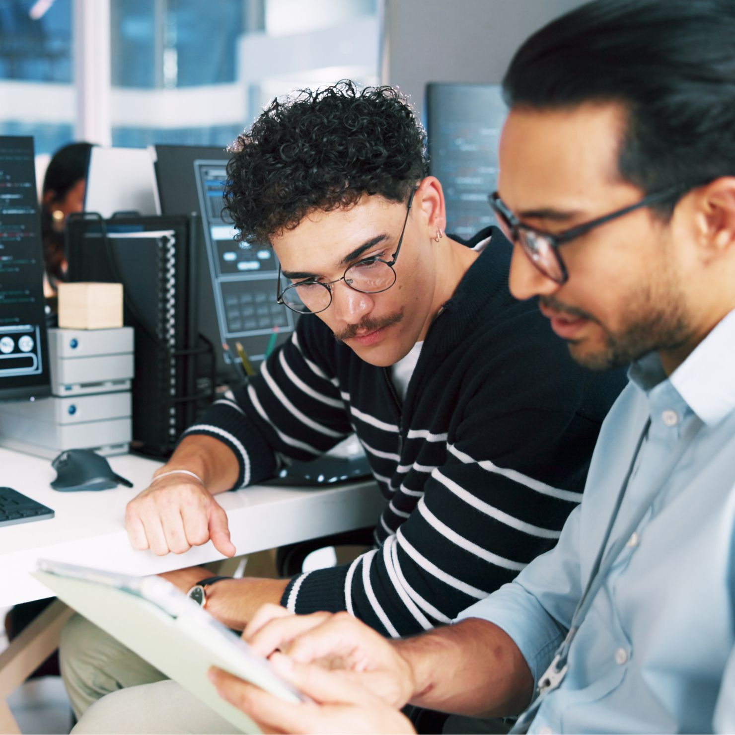 kollegen_kontrollieren_it_sicherheit_rs