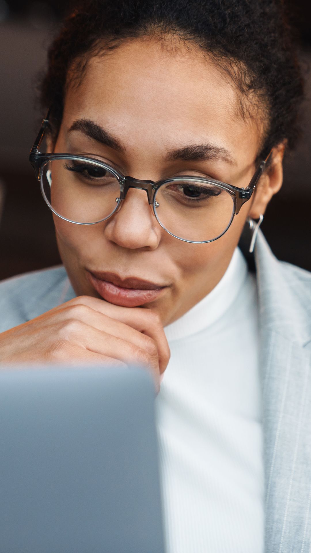 Eine Security-Analystin arbeitet am Laptop und überwacht skalierbare Managed Security Services mit 24/7 MDR und Pentesting-as-a-Service.