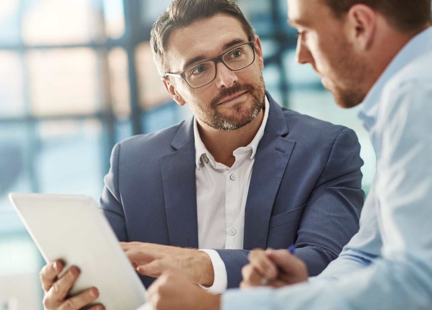 IT-Sicherheitsexperten besprechen Cybersecurity-Strategien zur Absicherung sensibler Systeme und Air-Gap-Netzwerke gegen Datendiebstahl und Cyberangriffe.