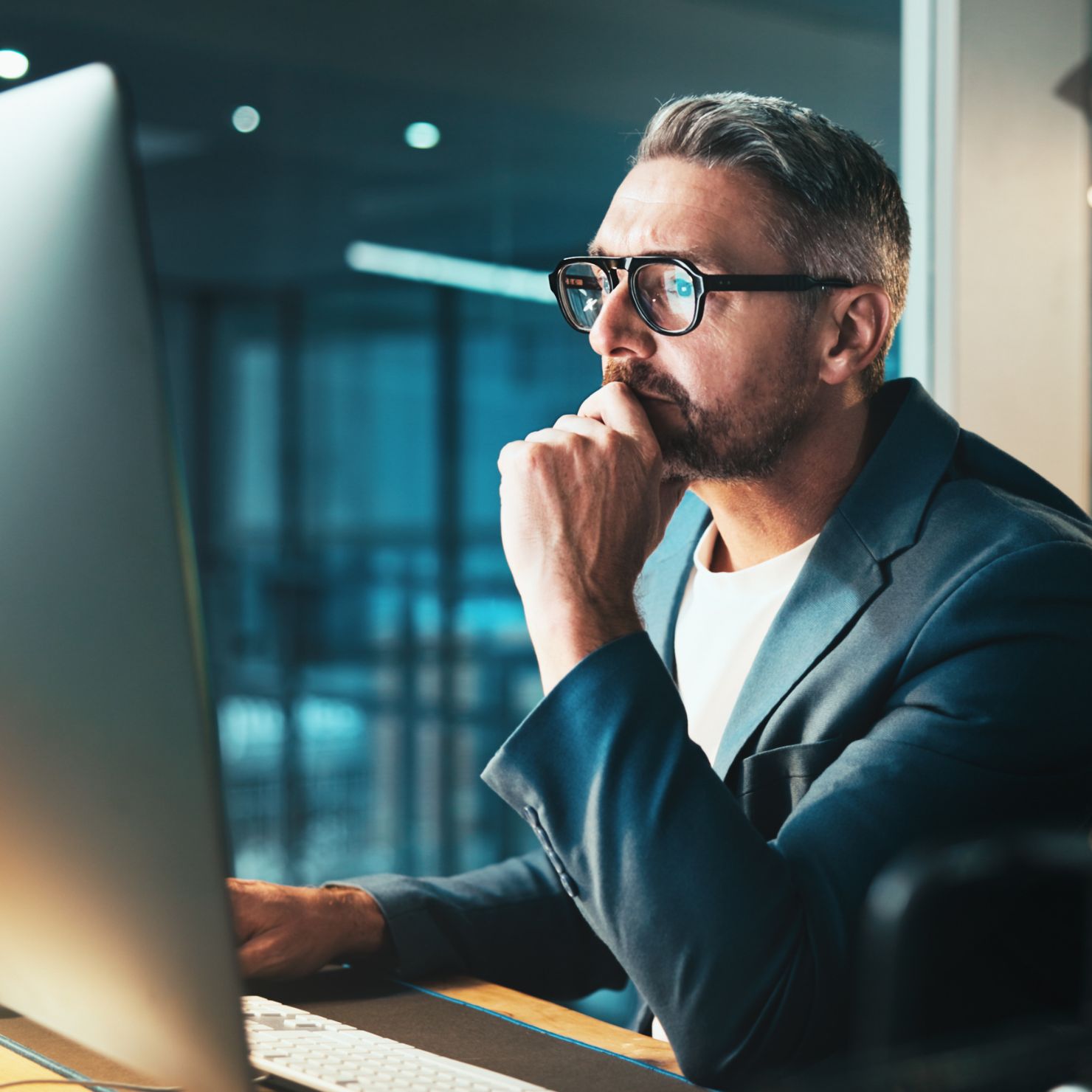 Mitarbeiter mit Headset arbeitet an einem Laptop im Büro – Symbolbild für Pentesting und IT-Sicherheitsprüfungen.