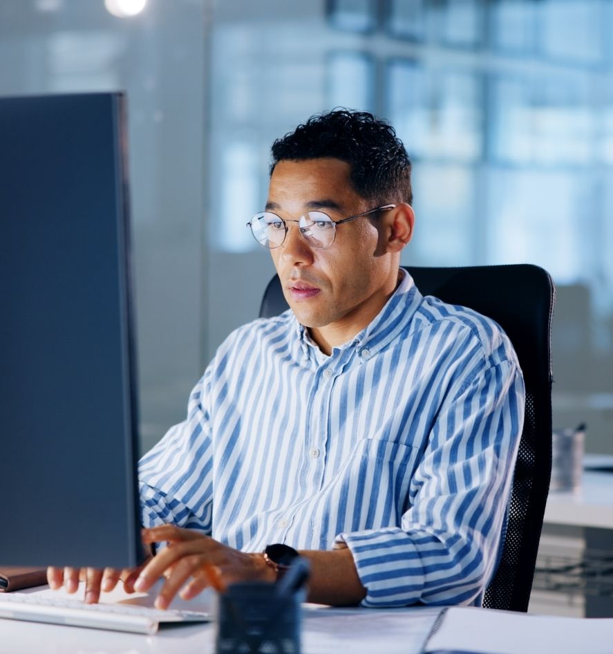 IT-Security-Experte analysiert am Bildschirm potenzielle Schwachstellen im Rahmen eines Red Teaming, einer realitätsnahen Angriffssimulation zur Prüfung von Cyber-Resilienz, Threat Intelligence und Detection & Response-Prozessen.