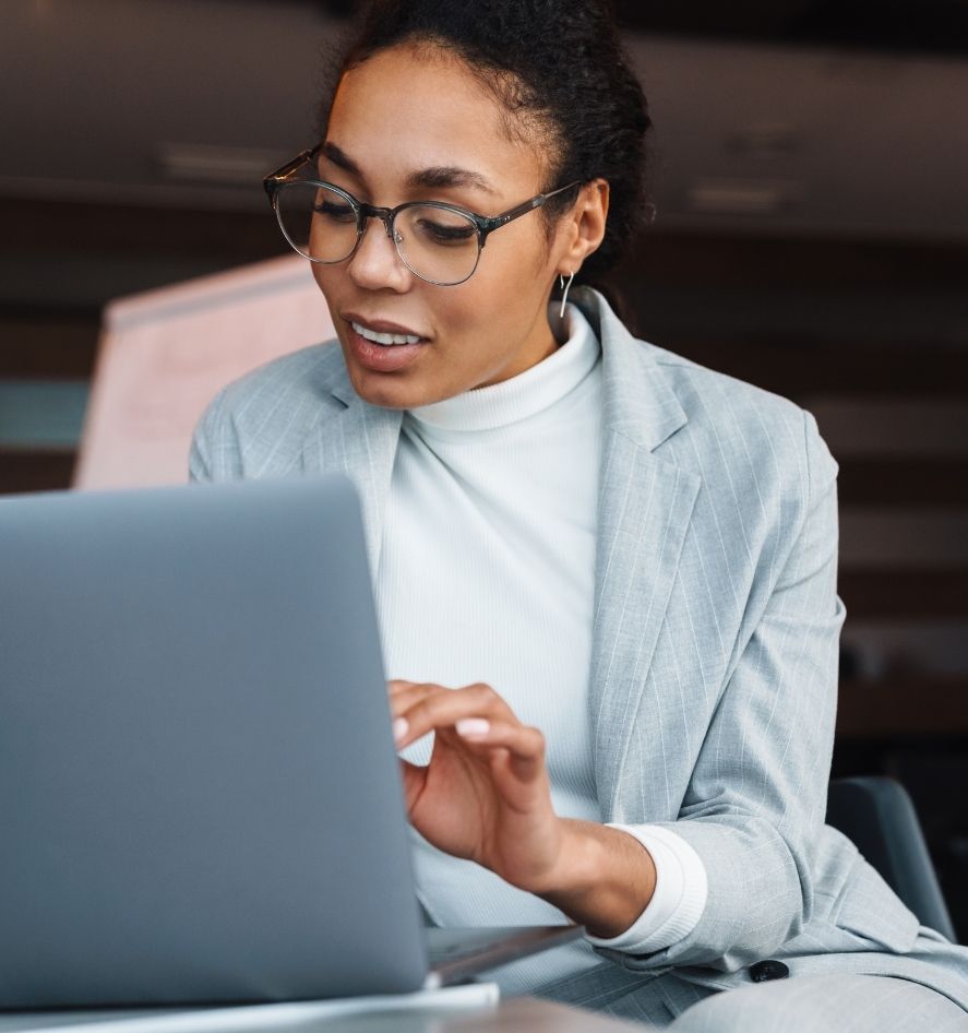 IT-Sicherheitsanalystin arbeitet am Laptop und analysiert mögliche Sicherheitsrisiken im Active Directory, um Cyberangriffe frühzeitig zu erkennen und Unternehmensnetzwerke zu schützen.