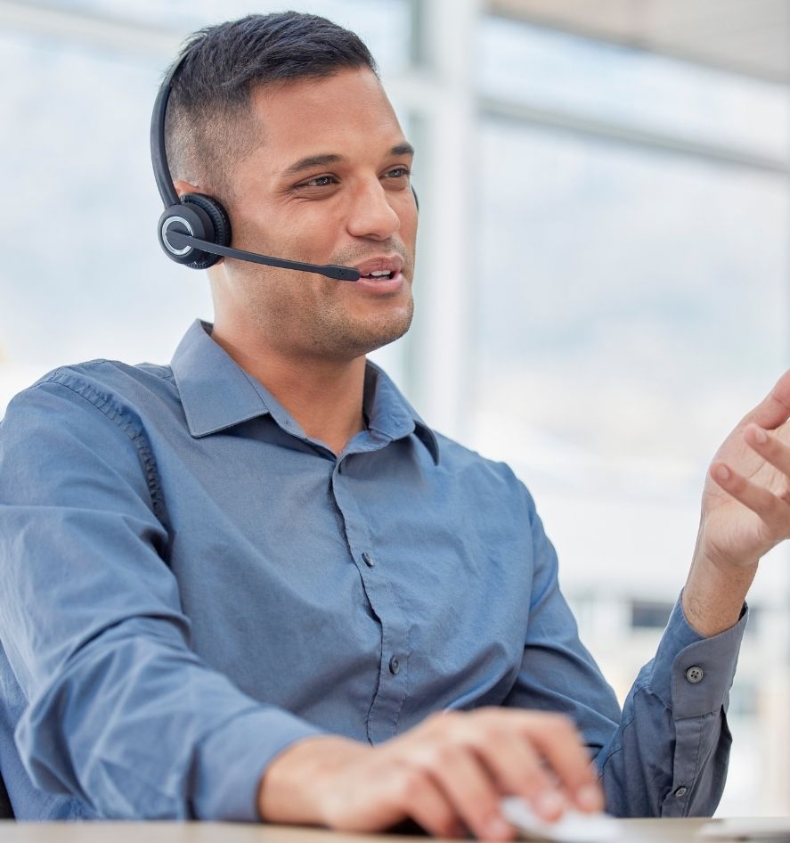 IT-Security-Analyst überwacht Cyberbedrohungen und führt ein Compromise Assessment zur Erkennung von Indicators of Compromise in der Unternehmens-IT durch.