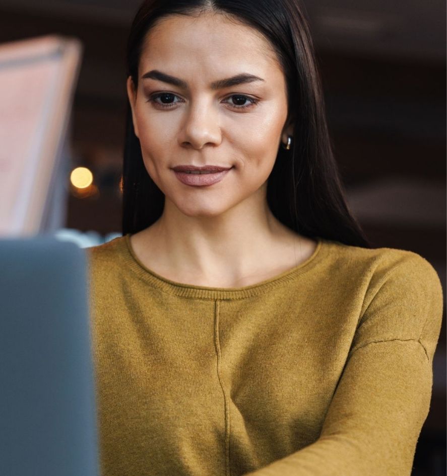 IT-Mitarbeiterin analysiert Daten am Laptop im Zusammenhang mit Metadaten-Sicherheit und Schutz sensibler Informationen in der Unternehmens-IT.