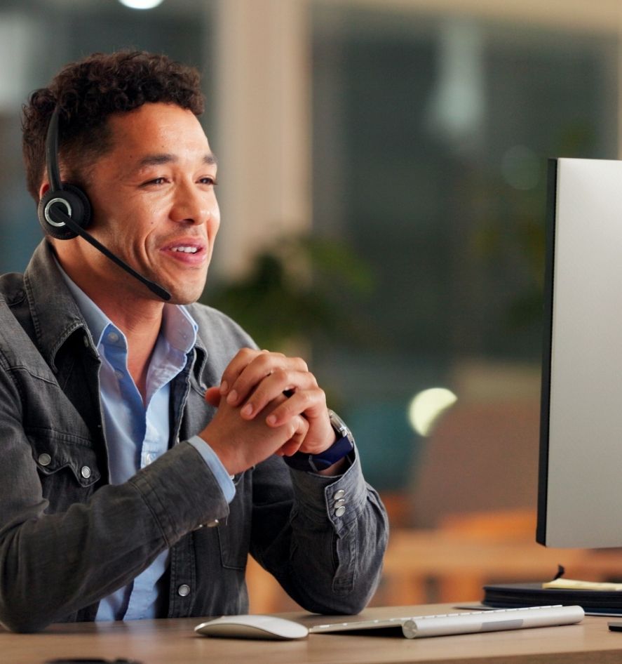 IT-Sicherheitsexperte arbeitet am Computer und unterstützt bei der Implementierung von Multi-Faktor-Authentifizierung zum Schutz vor Cyberangriffen und Kontoübernahmen.