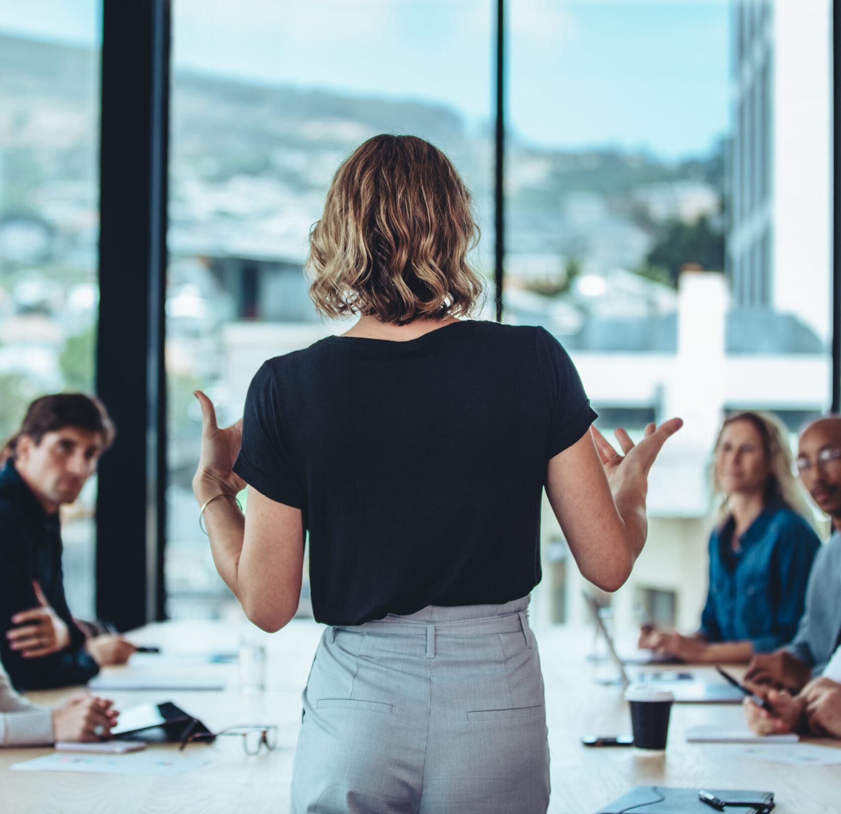 Teammeeting zur Security Awareness und Informationssicherheit im Unternehmensalltag